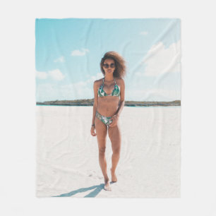 Manta Polar Mujer con bikini de pie sobre la arena