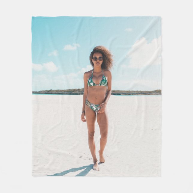 Manta Polar Mujer con bikini de pie sobre la arena (Anverso)