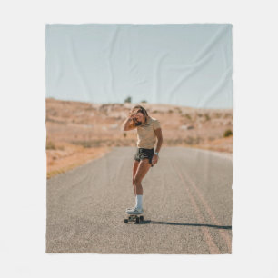 Manta Polar Mujer con camisa blanca corriendo por la carretera