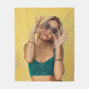 Manta Polar Mujer con morena azul sosteniendo gafas de sol pon