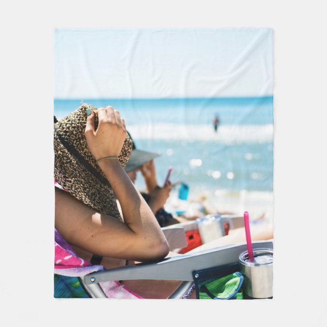 Manta Polar Mujer tirada en una tumbona cubriendo su cara con  (Anverso)