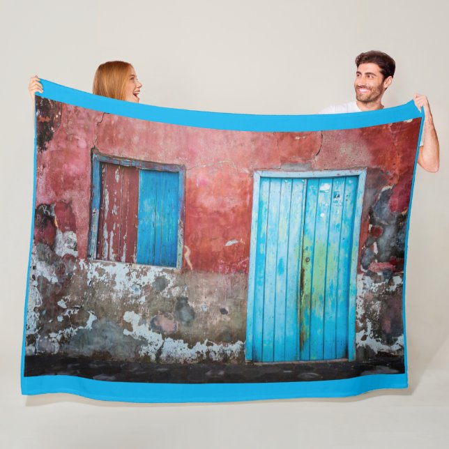 Manta Polar Muro rojo, azul y gris, puerta y ventana (In situ)