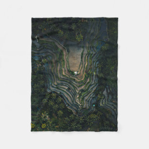 Manta Polar musgo verde sobre roca negra