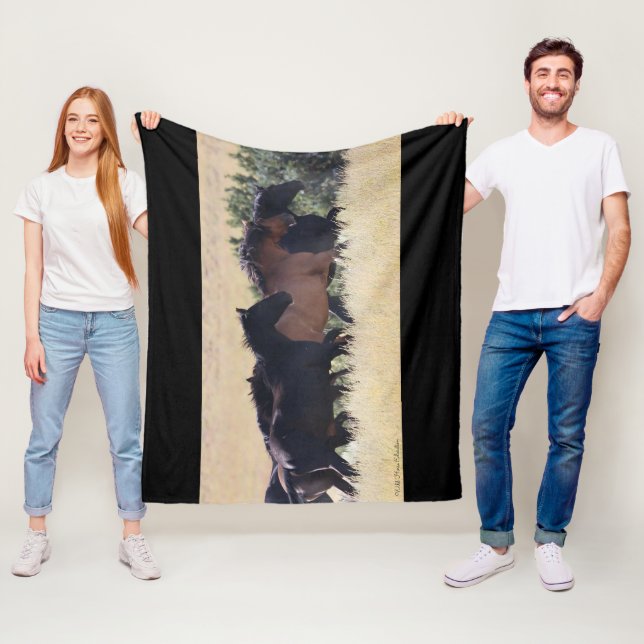 Manta Polar Mustangs Blanket (In situ)