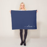 Manta Polar Navy Blue Girly Monograma Nombre moderno<br><div class="desc">Monograma azul de la Marina Nombre Fleece Blanket. Esto hace que el dulce perfecto cumpleaños 16,  boda,  ducha de novia,  aniversario,  ducha de bebé o fiesta de soltera sea regalo para alguien que ama el lujo glam y los estilos de moda.</div>