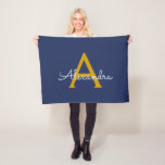 Manta Polar Navy Blue Gold Girly Monograma nombre moderno<br><div class="desc">Monograma de Navy Blue y Gold Monogram Fleece Blanket. Esto hace que el dulce perfecto cumpleaños 16,  boda,  ducha de novia,  aniversario,  ducha de bebé o fiesta de soltera sea regalo para alguien que ama el lujo glam y los estilos de moda.</div>
