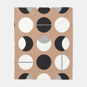 Manta Polar Negro, círculos blancos, fondo marrón.
