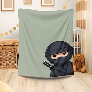 Manta Polar Ninja espiando sobre fondo verde menta