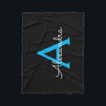 Manta Polar Nombra de monograma de guión azul negro<br><div class="desc">Monograma negro y azul Nombre Fleece Blanket. Esto hace que el dulce perfecto cumpleaños 16,  boda,  ducha de novia,  aniversario,  ducha de bebé o fiesta de soltera sea regalo para alguien que ama el lujo glam y los estilos de moda.</div>