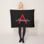 Manta Polar Nombra de monograma de guión negro rojo<br><div class="desc">Monograma Negro y Rojo Nombre Fleece Blanket. Esto hace que el dulce perfecto cumpleaños 16,  boda,  ducha de novia,  aniversario,  ducha de bebé o fiesta de soltera sea regalo para alguien que ama el lujo glam y los estilos de moda.</div>
