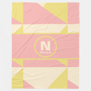 Manta Polar Nombre de Chicas geométricos rosa y crema amarillo