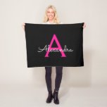 Manta Polar Nombre del Monograma de Giro del Guión Negro Calie<br><div class="desc">Monograma de color negro y rosado caliente Funda de gasa. Esto hace que el dulce perfecto cumpleaños 16,  boda,  ducha de novia,  aniversario,  ducha de bebé o fiesta de soltera sea regalo para alguien que ama el lujo glam y los estilos de moda.</div>