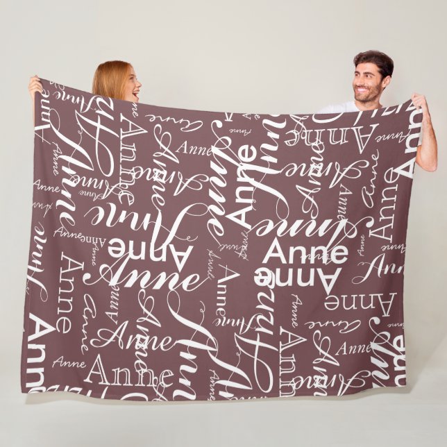 Manta Polar Nombre impreso en blanco todo sobre un ladrillo ro (In situ)