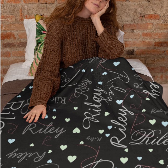 Manta Polar nombres mixtos iniciales y corazones replicados (Subido por el creador)