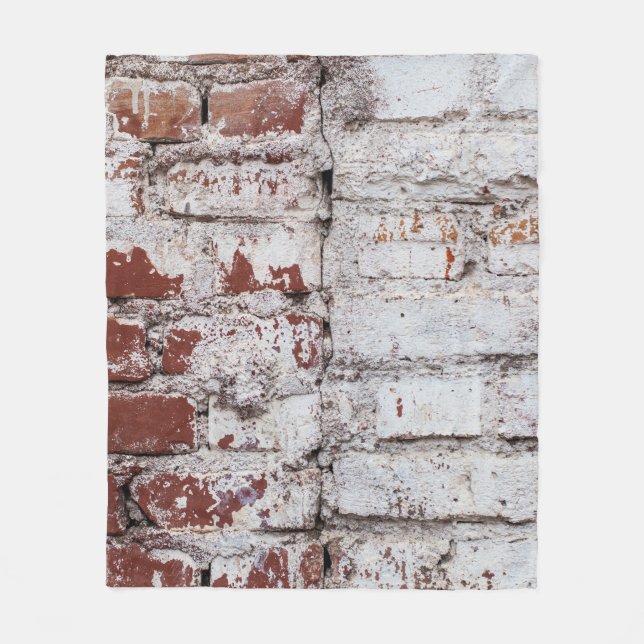 Manta Polar Old painted brick wall with peeling white paintwal (Anverso)