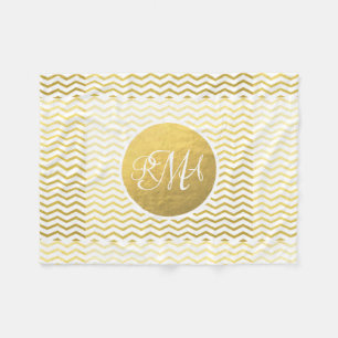 Manta Polar Oro y con monograma blanco de Chevron