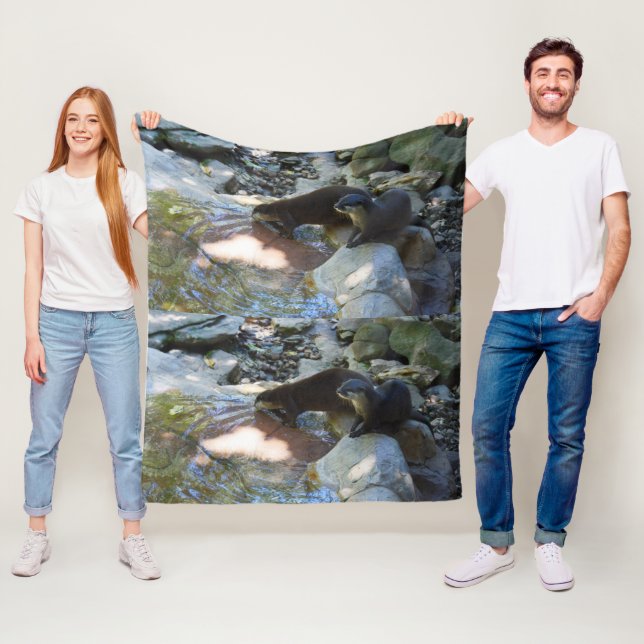 Manta Polar Otters Drinking, Medium Fleece Blanket (In situ)