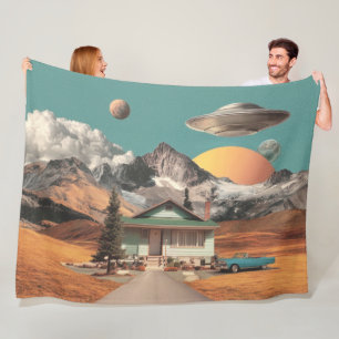 Manta Polar OVNI surrealista sobre casa rústica