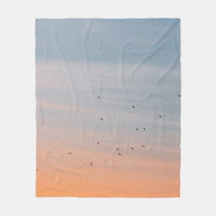 MANTA POLAR PÁJAROS EN LOS CIELOS AZUL Y NARANJA