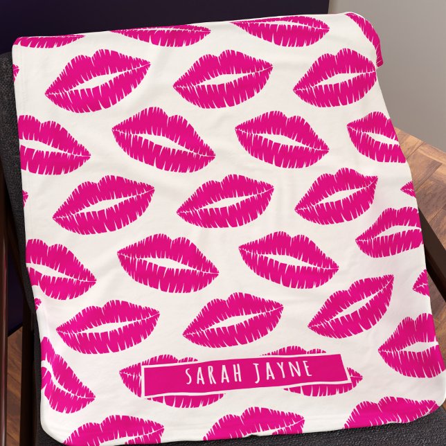 Manta Polar Palo de labios rosados caliente Beso de lazo de lá (Pink lipstick pattern fleece blanket with space for your name!)