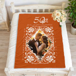 Manta Polar Parejas románticas foto Naranja quemado 50 años<br><div class="desc">La manta de lana presenta un bonito diseño acuático de marco floral blanco sobre un fondo naranja cálido y terrenal. Intercambia fácilmente la imagen y personalizar los números de aniversario (10, 20, 30, 40, 50, 60, 70, 80 ó 90) para que sea la única suya. La manta personalizada de lana...</div>