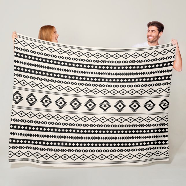 Manta Polar Patrón Aztec Black on Cream Mixed Motifs (H) (In situ)
