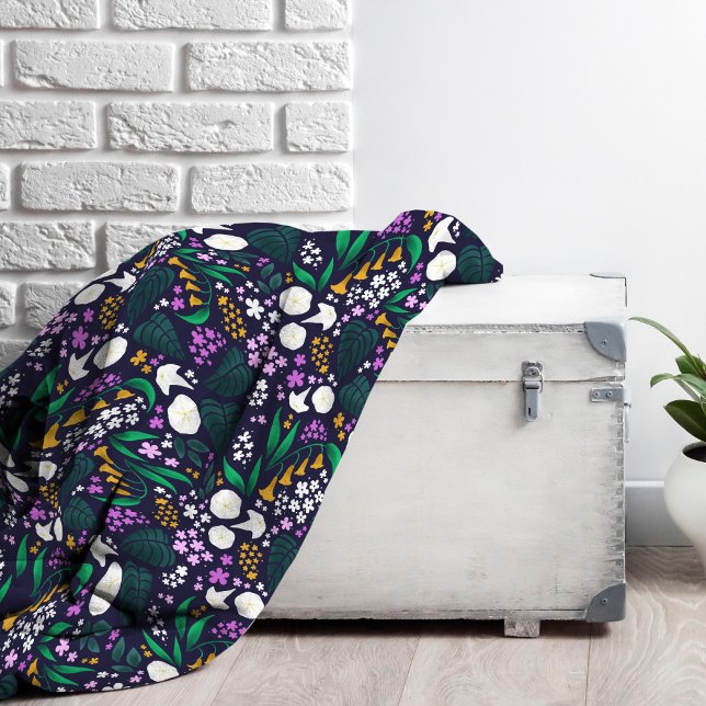 Manta Polar Patrón Botánico Floral de la Luna de la Noche (Moon Garden Floral Fleece Blanket)