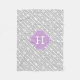 Manta Polar Patrón de flechas monogramadas de gris y lavanda