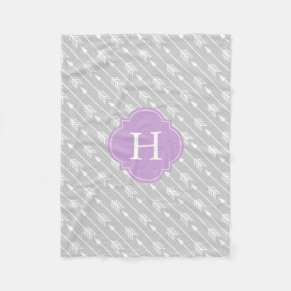 Manta Polar Patrón de flechas monogramadas de gris y lavanda