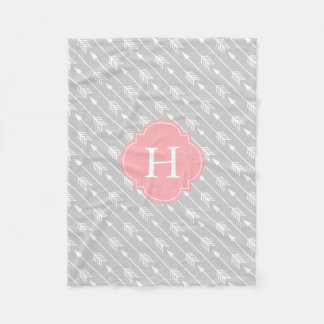 Manta Polar Patrón de flechas monogramadas en gris y rosa