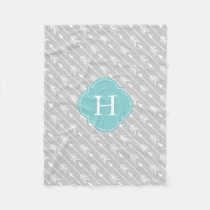 Manta Polar Patrón de flechas monogramadas grises y Aqua