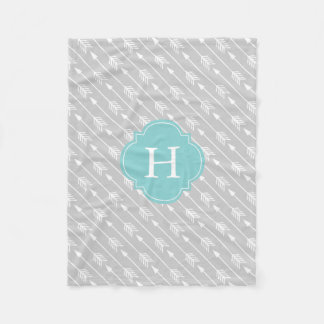 Manta Polar Patrón de flechas monogramadas grises y Aqua