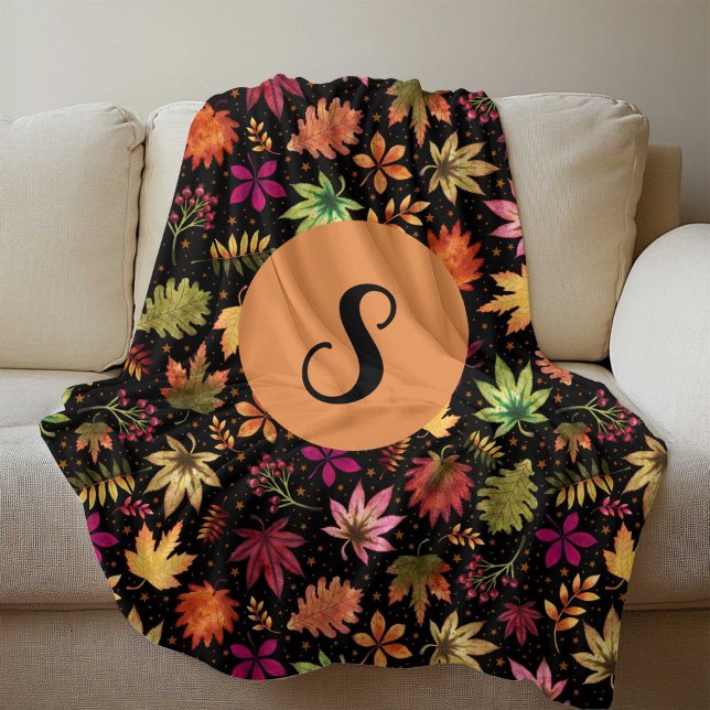 Manta Polar Patrón de hojas otoñales en negro con monograma (Fall Autumn Leaves Pattern on Black with Monogram Fleece Blanket)