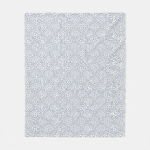 Manta Polar Patrón de ondas de mandala azul sobre fondo blanco