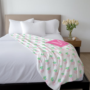 Manta Polar Patrón de piñas monogramadas rosadas