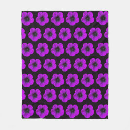 Manta Polar Patrón floral de geranio morado sobre negro