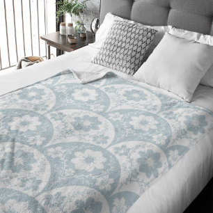 Manta Polar Patrón floral japonés en azul suave y blanco
