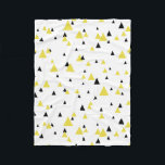 Manta Polar Patrón geométrico amarillo y negro personalizado<br><div class="desc">Funda moderna y elegante con un patrón de triángulos negros y amarillos. Esta manta será perfecta como regalo.</div>