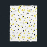 Manta Polar Patrón geométrico amarillo y negro personalizado<br><div class="desc">Funda moderna y elegante con un patrón de triángulos negros y amarillos. Esta manta será perfecta como regalo.</div>