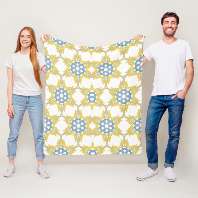 Manta Polar Patrón Geométrico En Amarillo, Blanco Y Azul. (In situ)