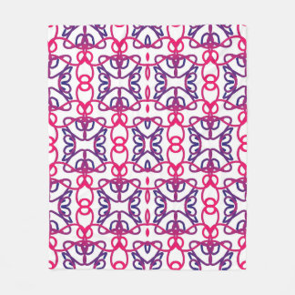 Manta Polar Patrón Geométrico En Rosa, Blanco, Azul Y Púrpura.