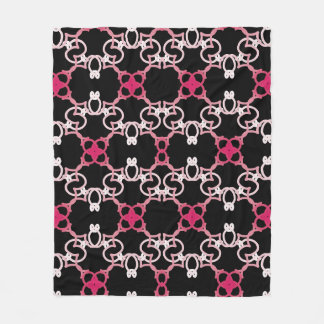 Manta Polar Patrón Geométrico En Rosa, Blanco Y Púrpura.
