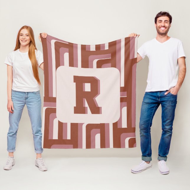 Manta Polar Patrón geométrico monogramo retro terracota (In situ)