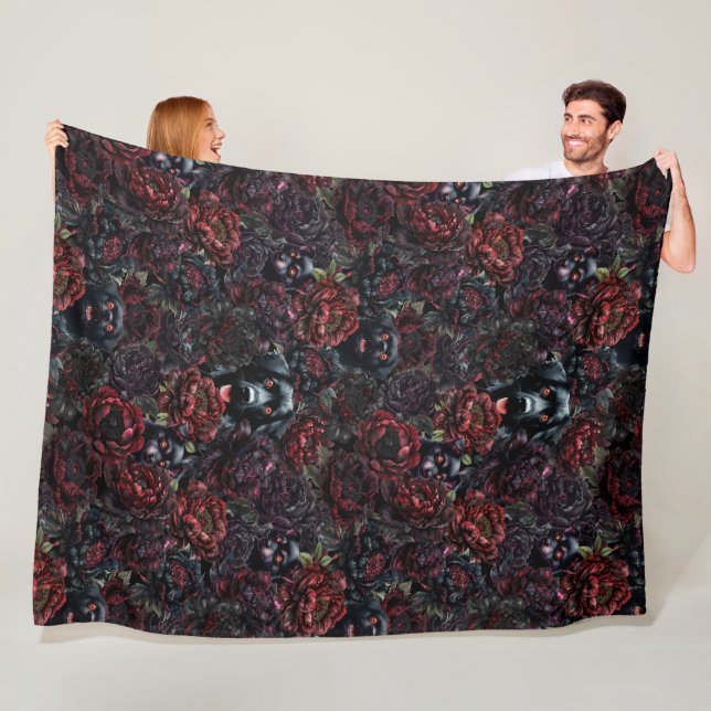 Manta Polar Patrón gótico de perro negro y flores oscuras (In situ)