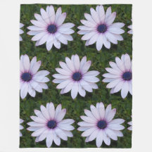 Pequeña araña en flores Fleece Blanket