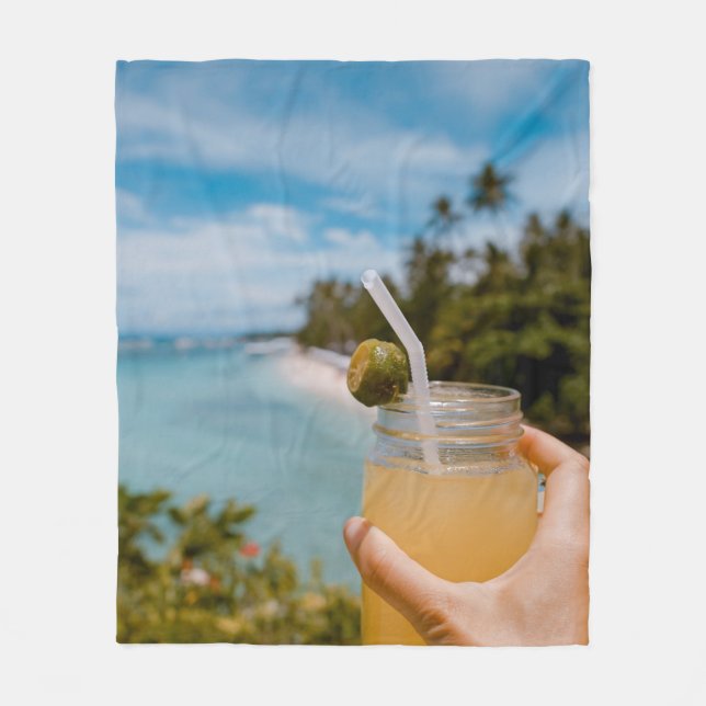 Manta Polar Persona sosteniendo un frasco de albañil con jugo  (Anverso)