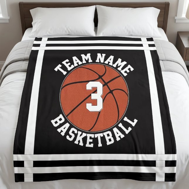 Manta Polar Personalizado Baloncesto nombre equipo y número de (Personalized basketball blankets with custom team name and player number, on bed.)