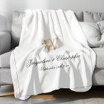 Manta Polar Personalizado de Moda moderna recién casado Keepsa<br><div class="desc">Moda moderna Blanca Personalizada Recién Recién Recibida Manteniendo Monograma Masa. Monograma de fleche monogramado en blanco y oro personalizado. Guión clásico para el inicial, los nombres de la novia y el novio y el boda datan en un simple y elegante fondo blanco. Un regalo perfecto para las recién casadas, un...</div>