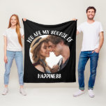 Manta Polar Personalizado, eres mi fuente de felicidad.<br><div class="desc">Celebra tu amor con esta plantilla de fotos personalizada "Eres mi fuente de felicidad", muy bien diseñada, perfecta para parejas. Añade tu foto favorita para crear un recuerdo sincero que capte tus momentos especiales juntos. Ideal para aniversarios, el Día de San Valentín, bodas, o simplemente para mostrar cuánto te importa...</div>
