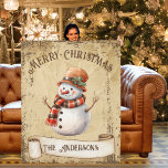 Manta Polar Personalizado retro vintage de Snowman Feliz Navid<br><div class="desc">Hermoso ilustracion retro vintage de un muñeco de nieve con un gorra y bufanda pagada en un fondo retro grunge y marco para un aspecto envejecido o vintage. El diseño presenta una cinta de desplazamiento vintage para la personalización de esta manta de Navidades adorable y adorable.</div>